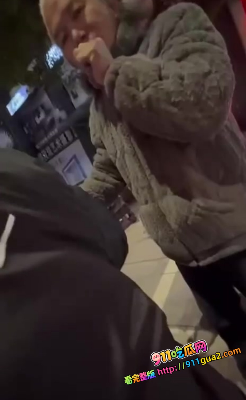 两个妹子看大爷倒地好心扶起！没想到反被 大爷 性骚扰 ：我要日你，把你日舒服！ 5