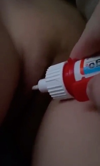 用鞋胶把她的逼封起来 포스터