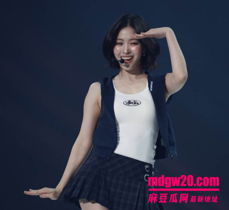 韩国女团ITZY成员申留真 巡演台上伸手扣逼自慰 下台后穿着演出服被金主猛操