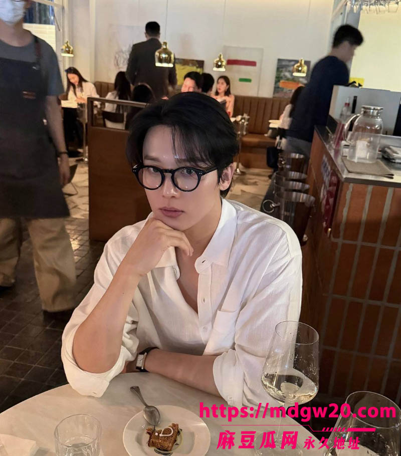 抖音网红史哈尼指控男友邓川家暴求复合 前男友实名爆料她约炮04年弟弟 聊天记录全被扒