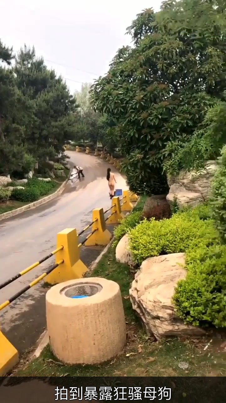 拍到暴露狂骚母狗