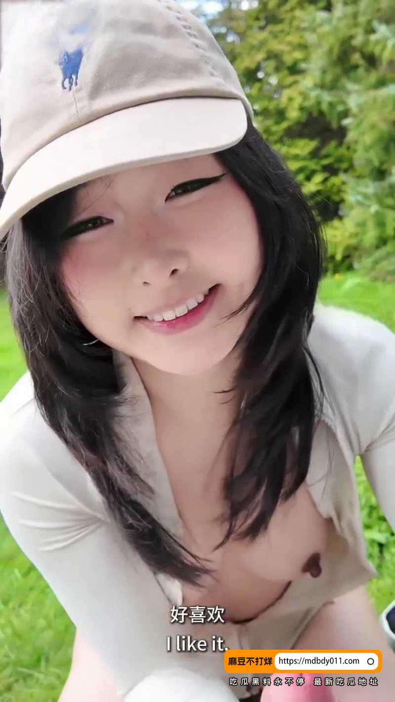 女性穿着白色上衣拍摄身体特写7