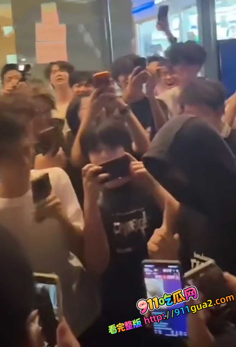 时代峰峻应援现场 一名男生直播与女粉丝对骂 照片7