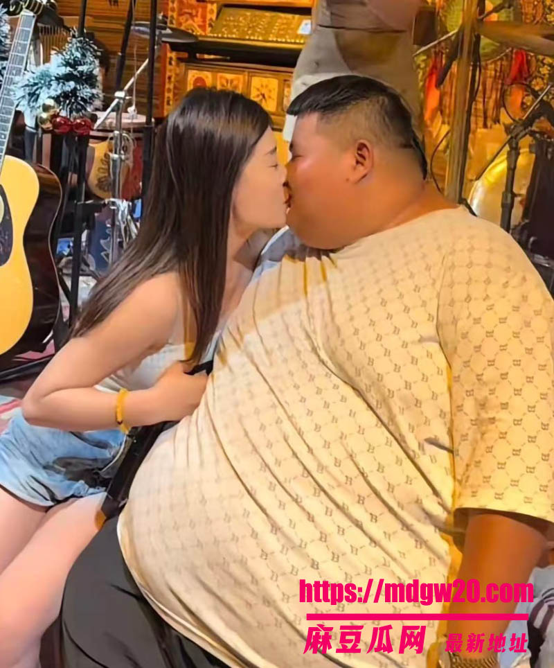 抖音吃播大胃袋良子 380斤族长人设彻底崩塌 被前女友安娜曝光下体像蚕蛹