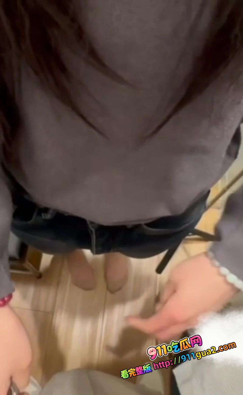 裤里丝人妻偷情  更衣室里口交足交做爱，真刺激 2