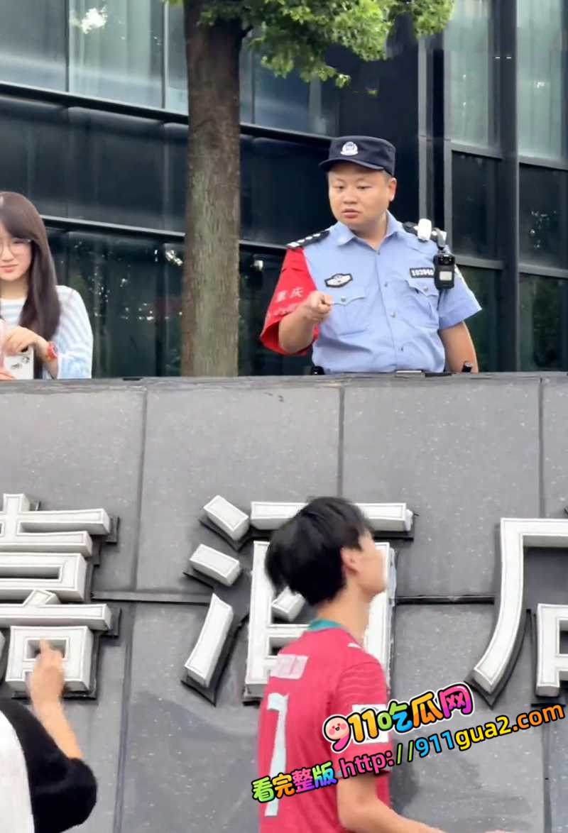 时代峰峻应援现场 一名男生直播与女粉丝对骂 照片5
