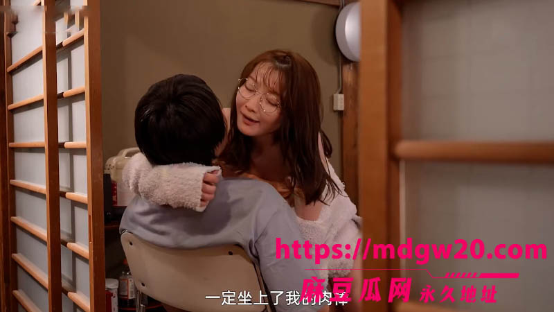 水果派日本av解说 姐弟乱伦剧情 十年未见的性瘾巨乳姐姐被回家后的弟弟猛操