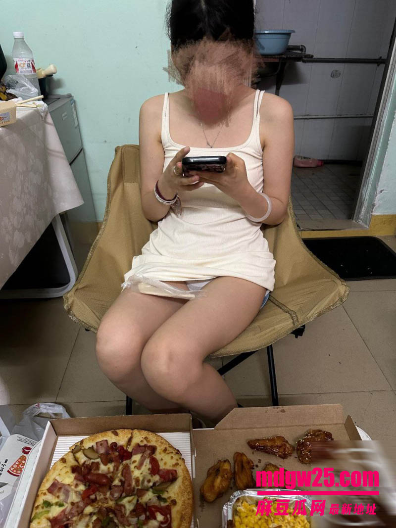 海角乱伦博主 我有个萝莉小表妹 我借着请表妹吃夜宵的借口 把她操到痉软