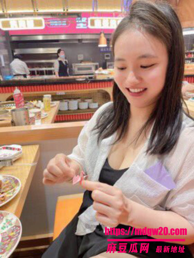 湖北极品露出狂魔 张小萍视频合集 巨乳人妻少妇街头漏奶办公室操逼视频流出