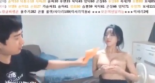 节目效果爆炸，韩国女主播拿拖鞋扇胸 포스터
