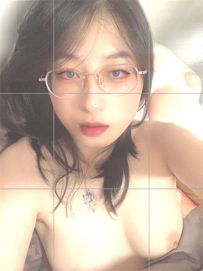 反差眼镜妹