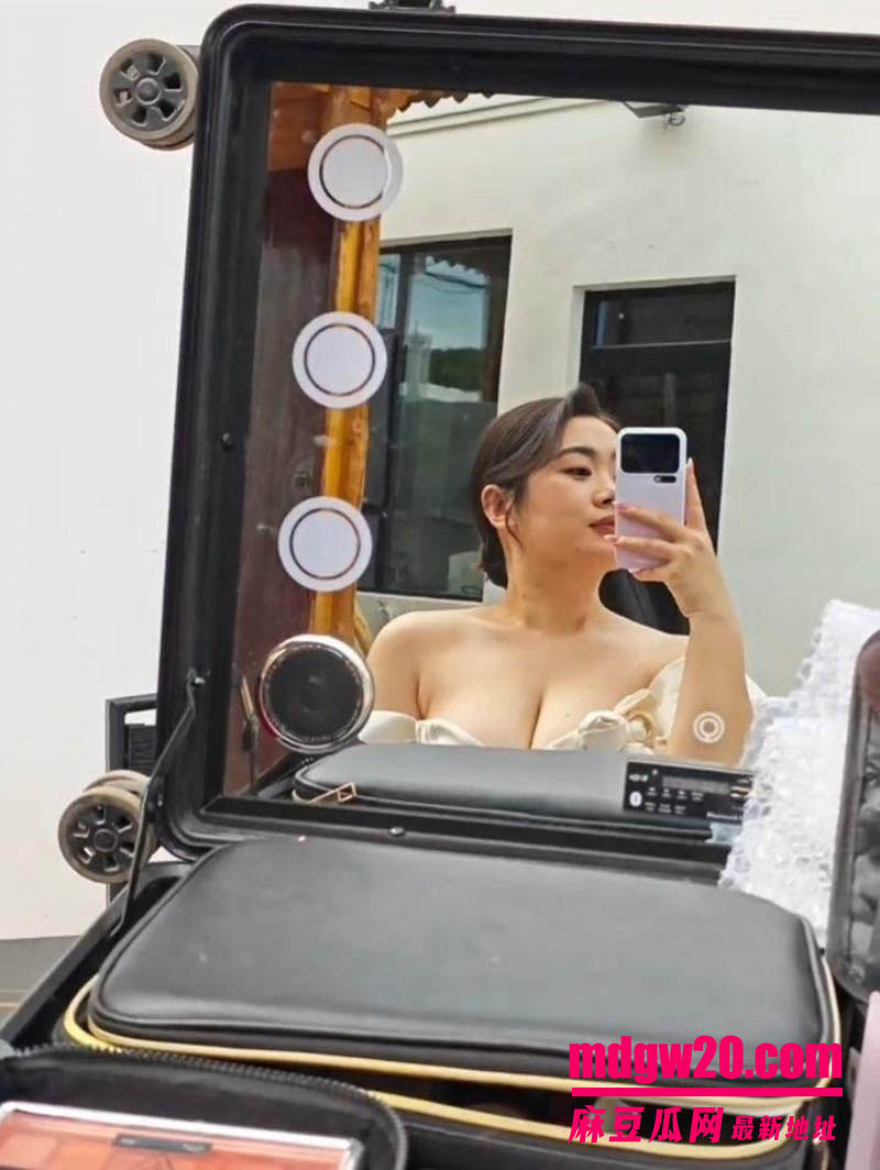 国产素人巨乳福利姬韩珠珠结婚上岸 反差骚妻办公室露出 揉奶视频流出