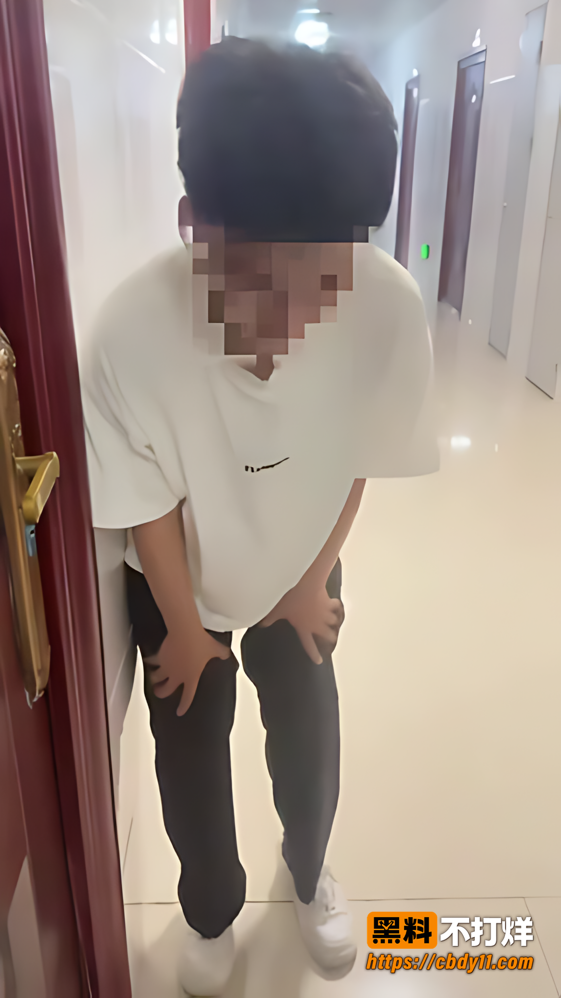 男子潜入女生宿舍偷内衣裤被抓包2