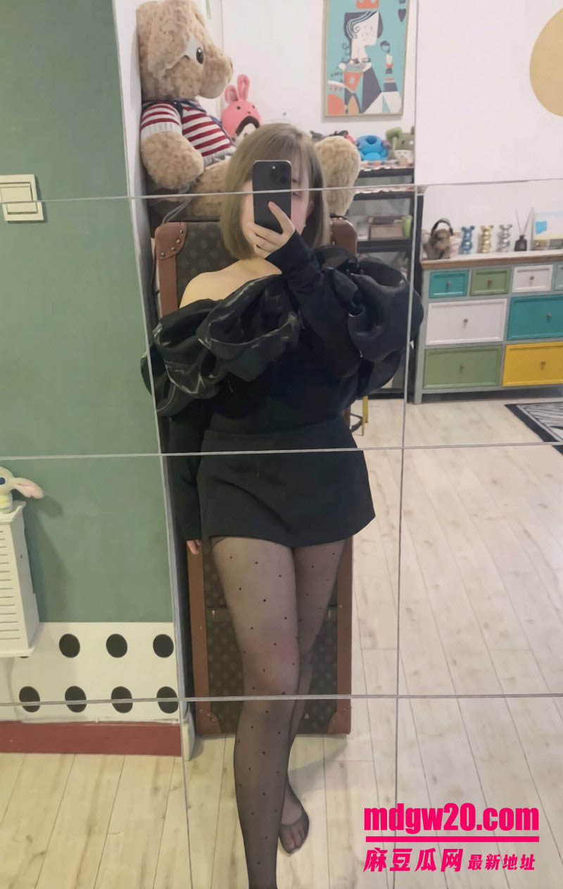 海角社区乱伦博主 你说呢明知故问新作 趁后妈不备强行插进她的阴道里并内射了进去