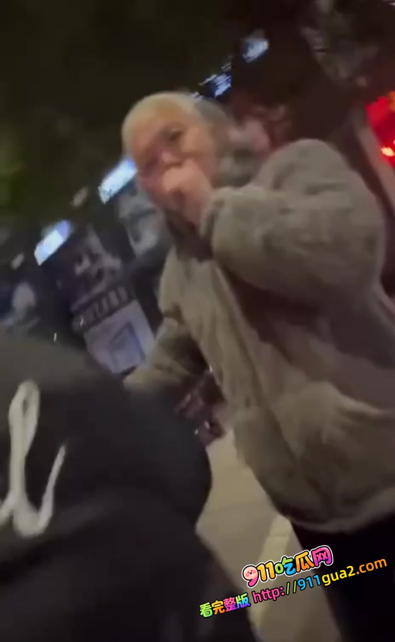 两个妹子看大爷倒地好心扶起！没想到反被 大爷 性骚扰 ：我要日你，把你日舒服！ 4