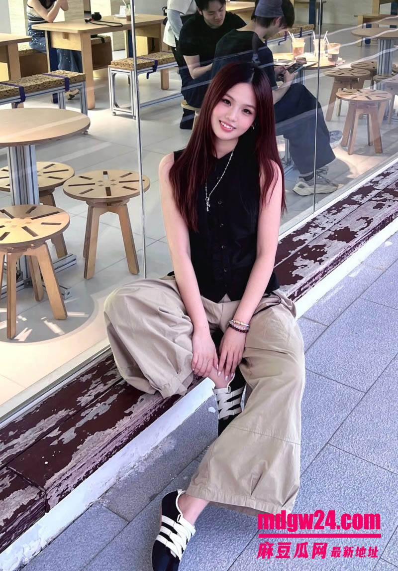 曼彻斯特大学中国留学生 22岁高颜值美女悦琪 与金主在酒店里自拍的露脸口交视频