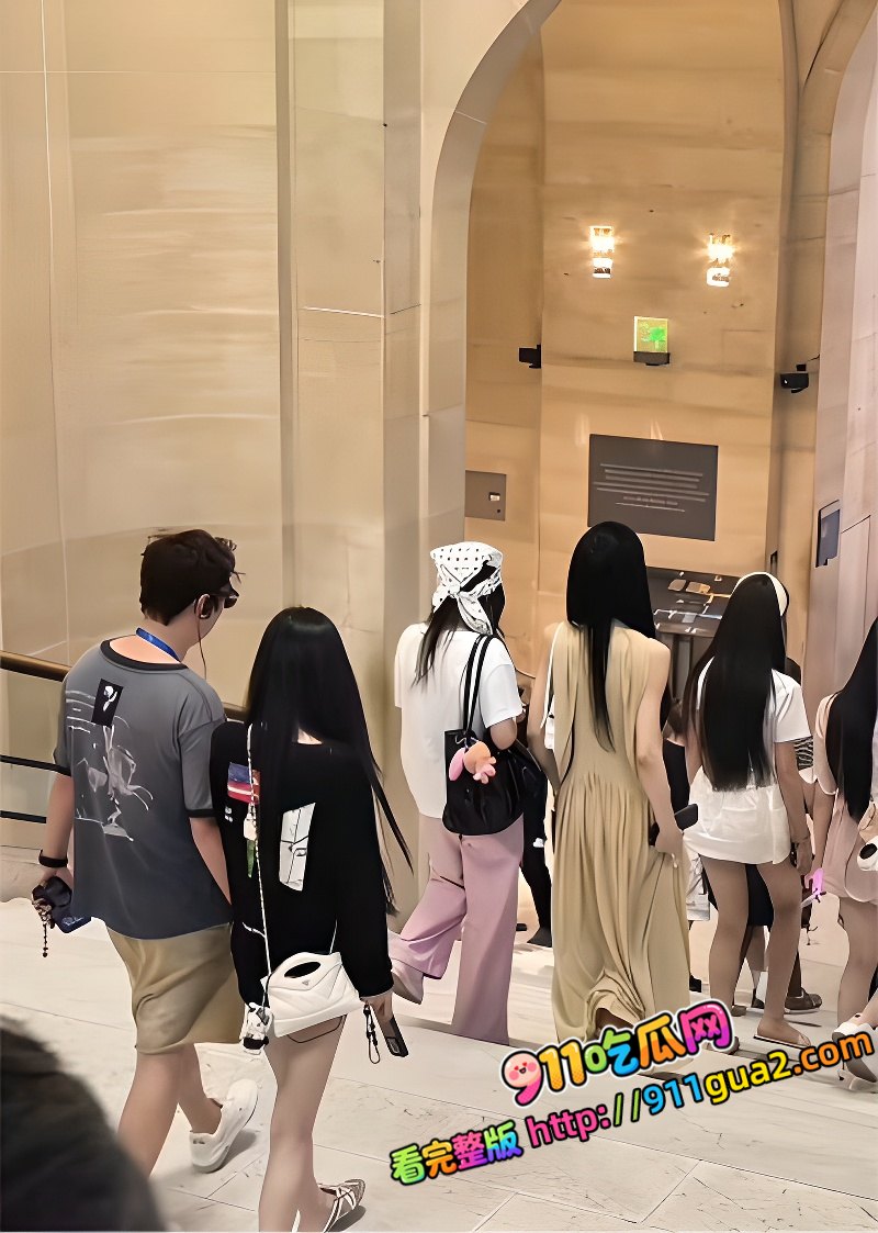 富二代 王思聪 牵着女友闺蜜现身卢浮宫 照片9