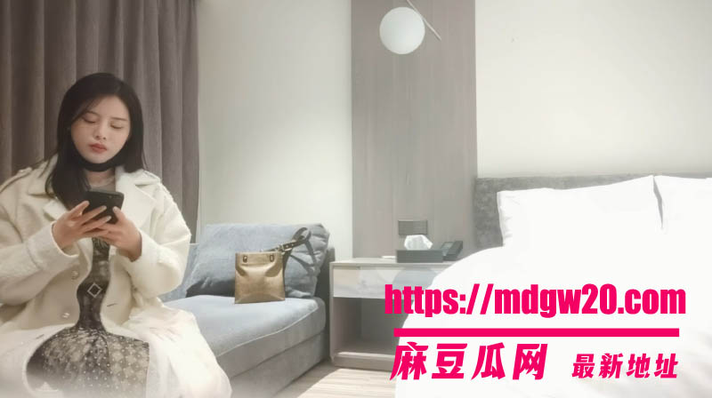 利哥探花精选视频 酒店约啪灰色长裙端庄外围女 被按在床上各种姿势打桩