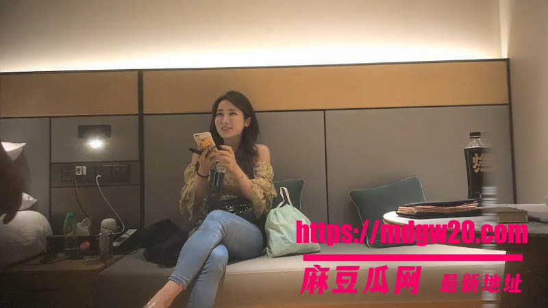探花精选酒店约啪实录 大神双姝择一 极品人妻被抬腿侧入位猛力抽插