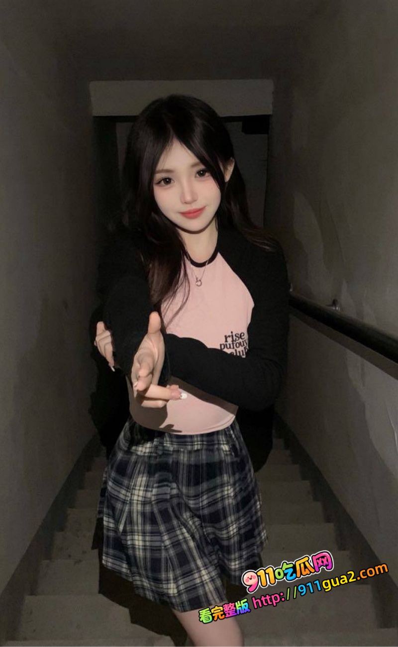 和极品骚货看电影，在电影院里就已经忍不住了，看到一半去酒店，再也压抑不住使劲释放 13