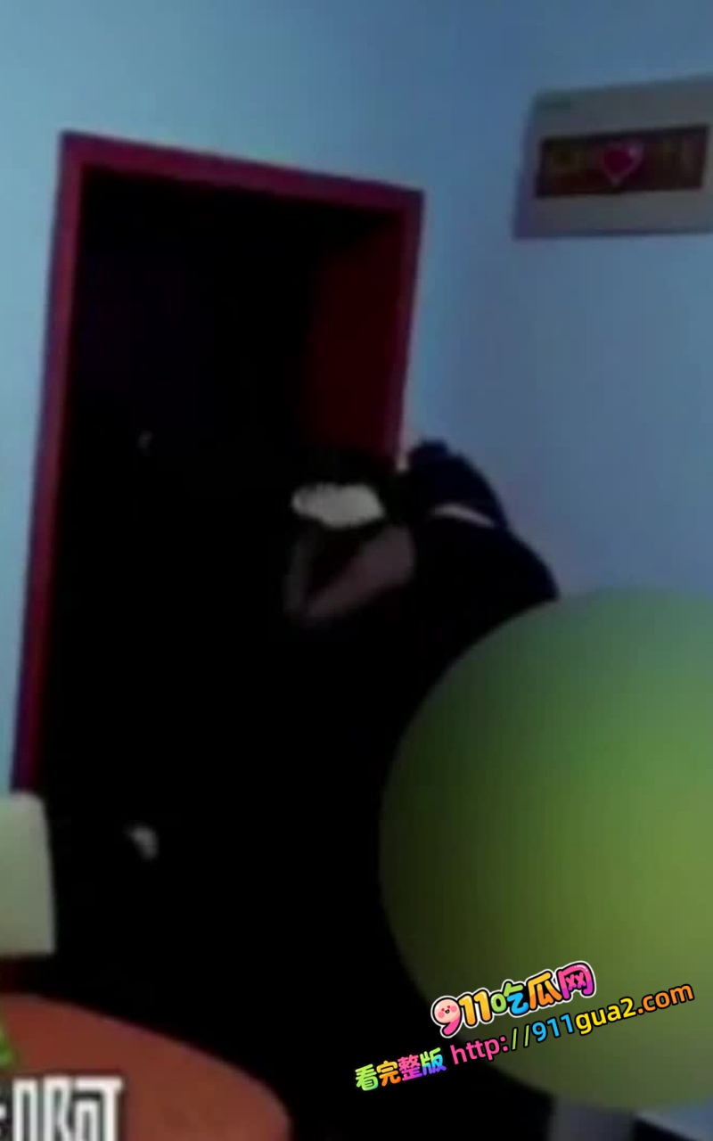 女子出轨被老公抓个正着 男子一边开车一边看监控一边打电话咒骂 场面相当刺激 1