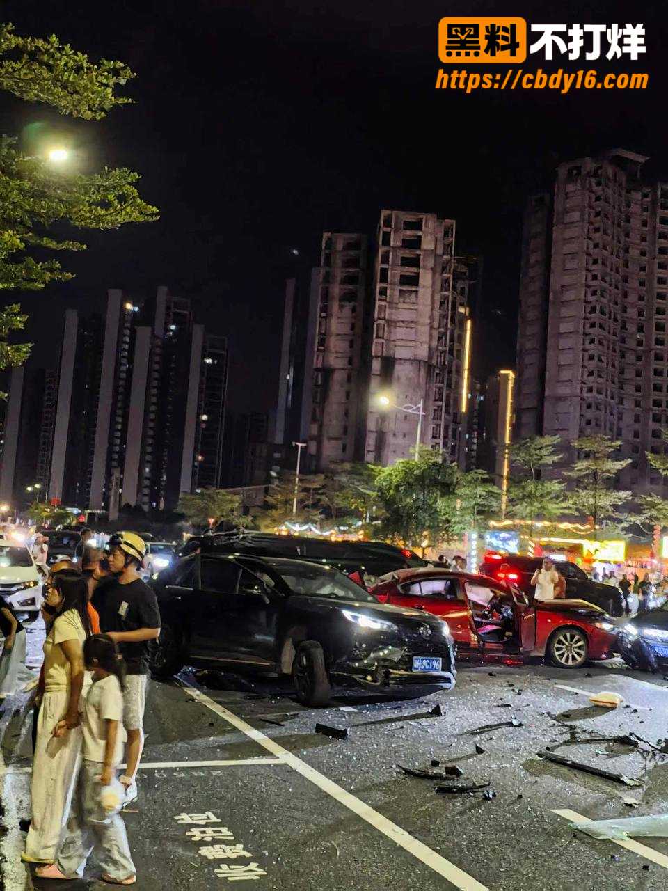 近日广东地区几个精神小伙飙车上演车毁人亡 1