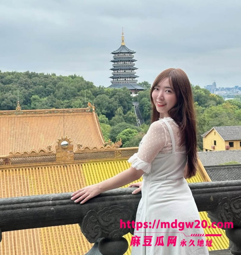 极品高颜值马来西亚旅游美食博主 Jingyi 早期与金主在酒店里3p自拍的露脸不雅视频