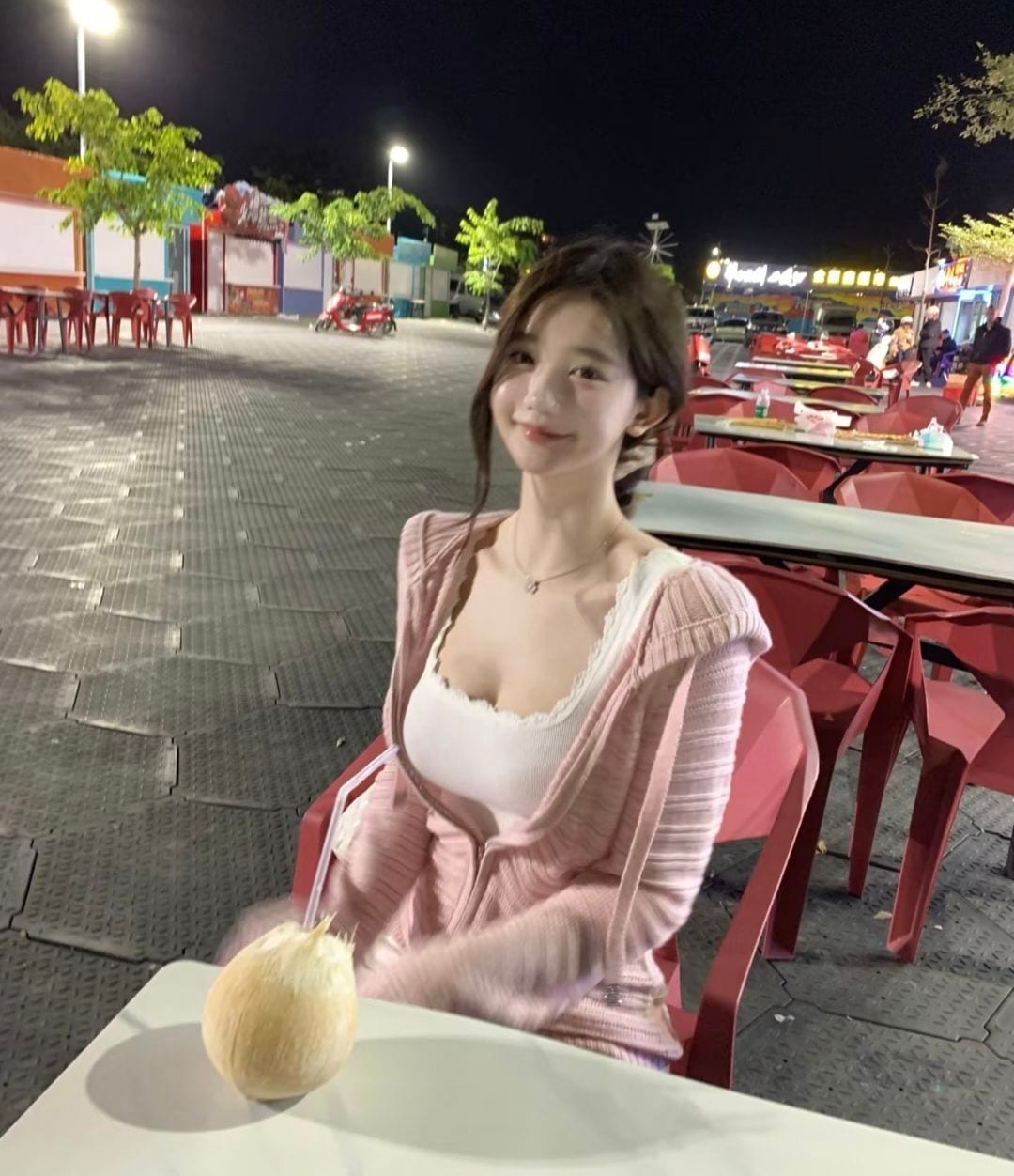 00后嫩妹/小骚妇兼职见人满意付