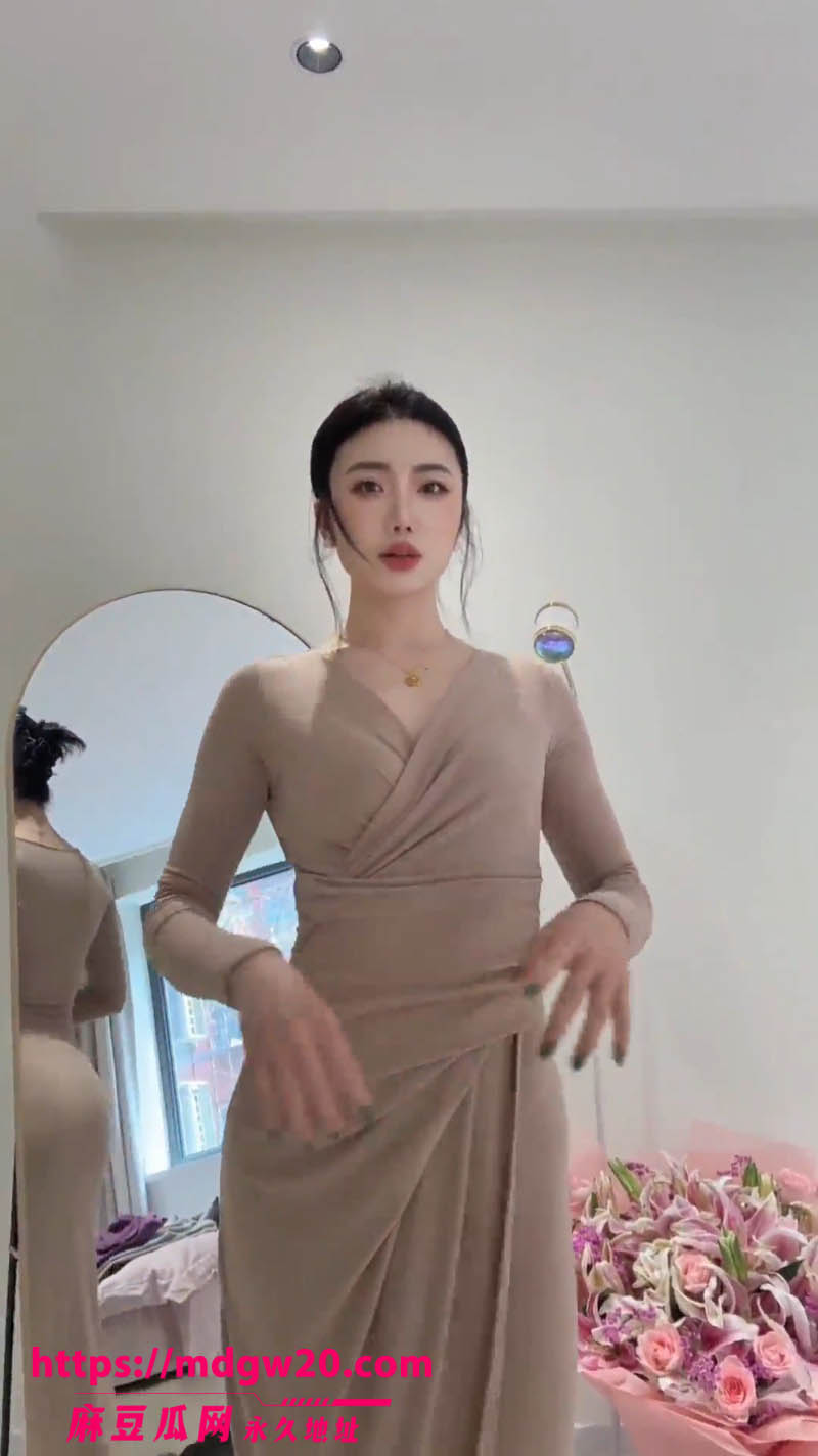 抖音网红 美式加满 定制裸舞福利流出 极品女神粗腿公主彤宝道具自慰视频