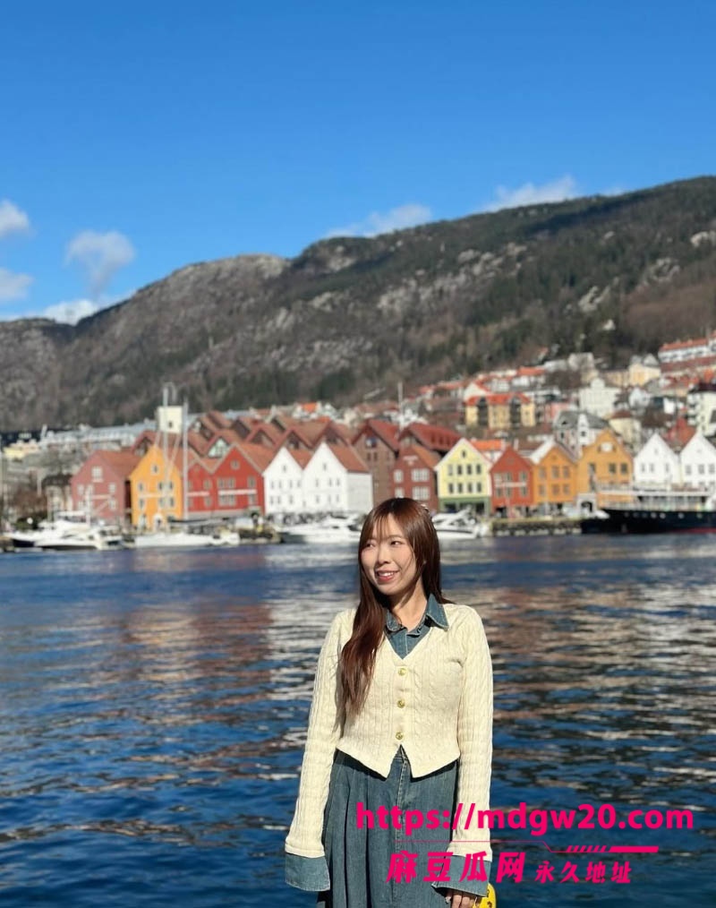 极品高颜值马来西亚旅游美食博主 Jingyi 早期与金主在酒店里3p自拍的露脸不雅视频