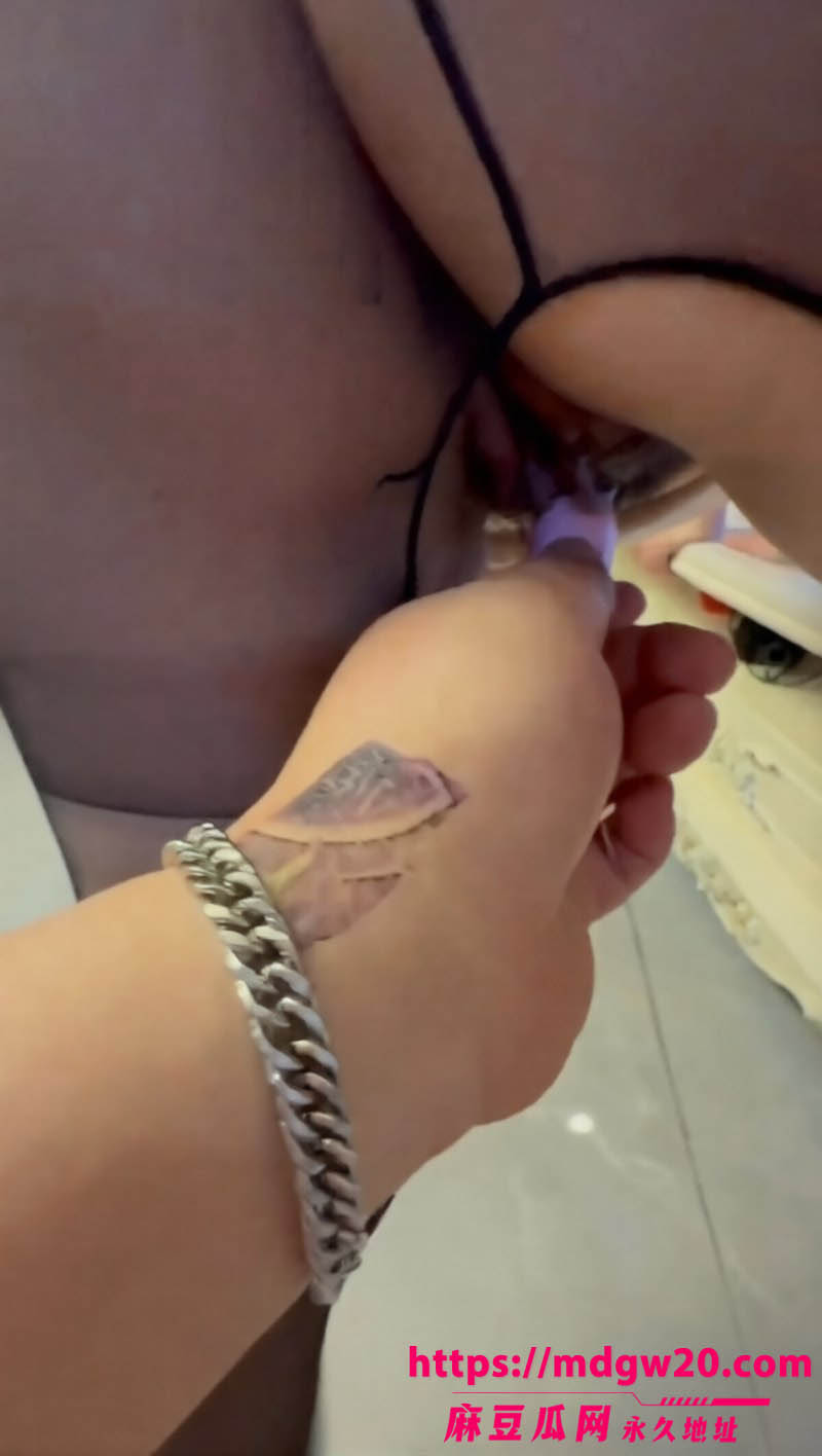 海角社区与淫荡骚妈的乱伦生活11 老妈为了讨好我要肉棒 主动穿上最性感的情趣内衣