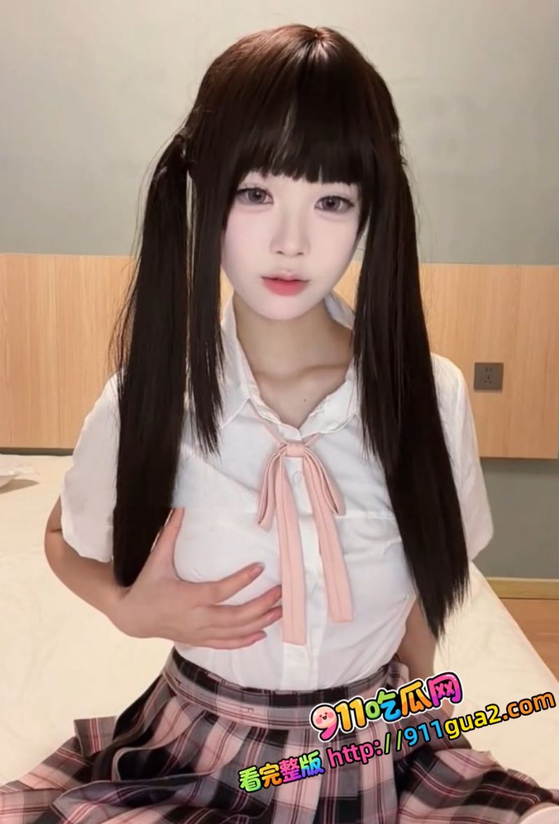 小鸢宝宝 私定福利 手扣震动棒玩嫩穴  照片1