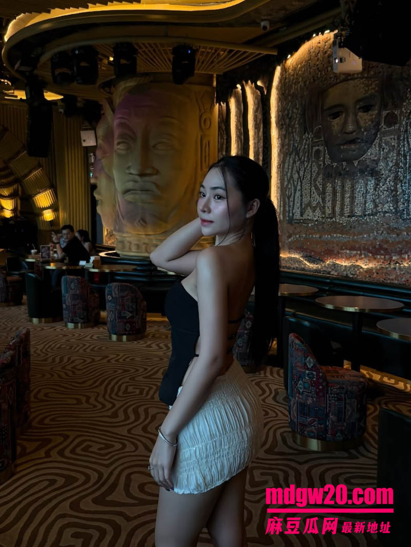 推特泰国华裔网红Chlthar 与金主在酒店自拍视频被外流 高颜值母狗露脸口交做爱